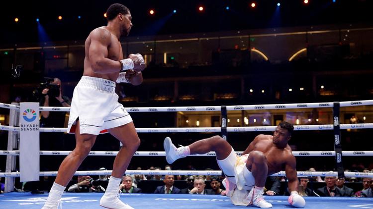 Boxe : Francis Ngannou tombe par ko devant Anthony Joshua