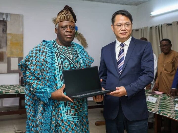 La Chine offre des matériels informatiques au parlement du Bénin