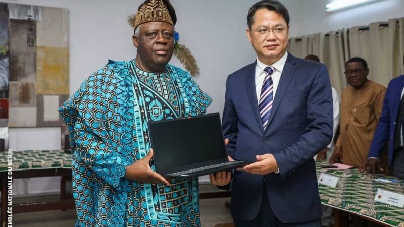 La Chine offre des matériels informatiques au parlement du Bénin