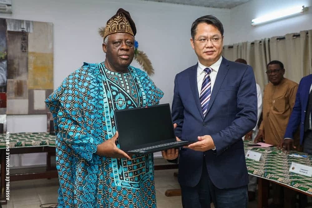 La Chine offre des matériels informatiques au parlement du Bénin