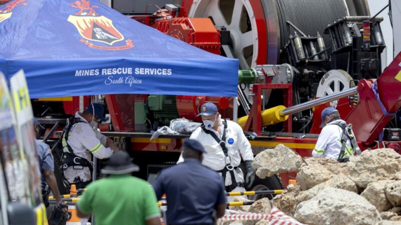 Afrique du Sud: 78 corps remontés de la mine abandonnée